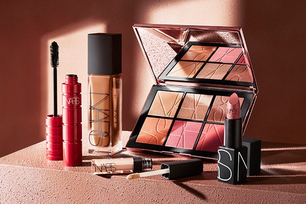 Everyday beauty tips for a fresh look with simple skincare, natural makeup, healthy hair, and self-care essentials.