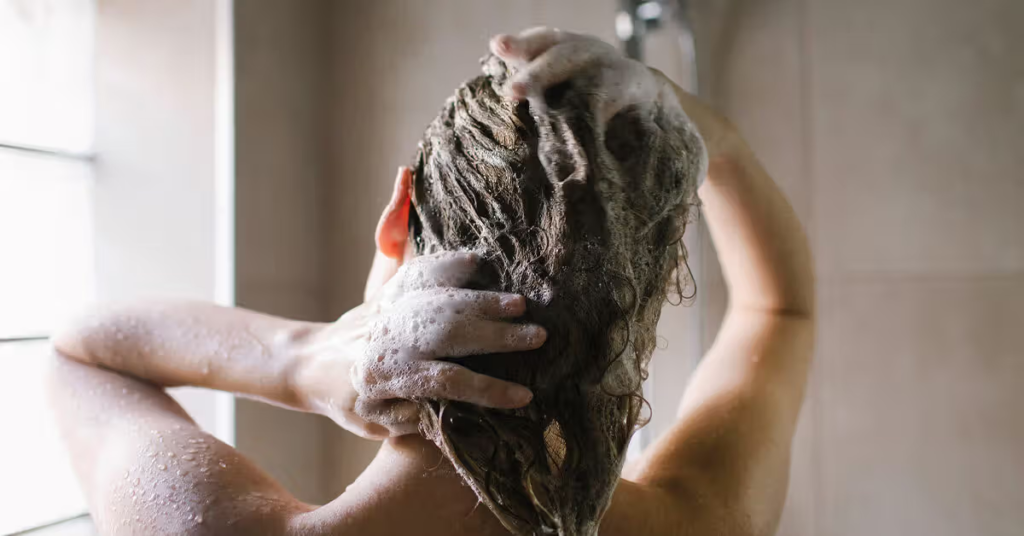 Alternative Text: Healthy and beautiful hair with a simple everyday haircare routine, showing strong, shiny, and well-maintained hair.