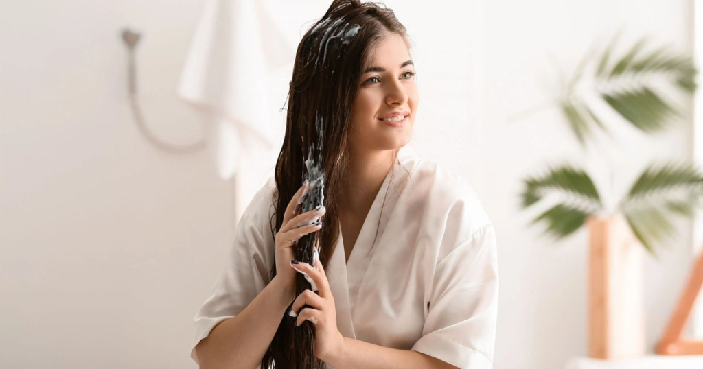 Alternative Text: Healthy and beautiful hair with a simple everyday haircare routine, showing strong, shiny, and well-maintained hair.