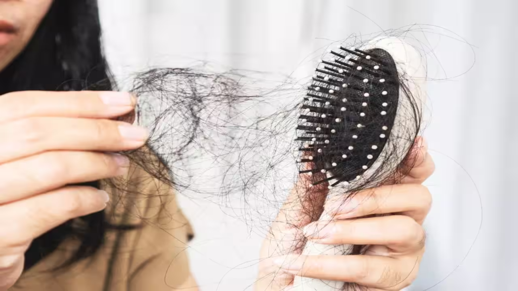 Alternative Text: Healthy and beautiful hair with a simple everyday haircare routine, showing strong, shiny, and well-maintained hair.