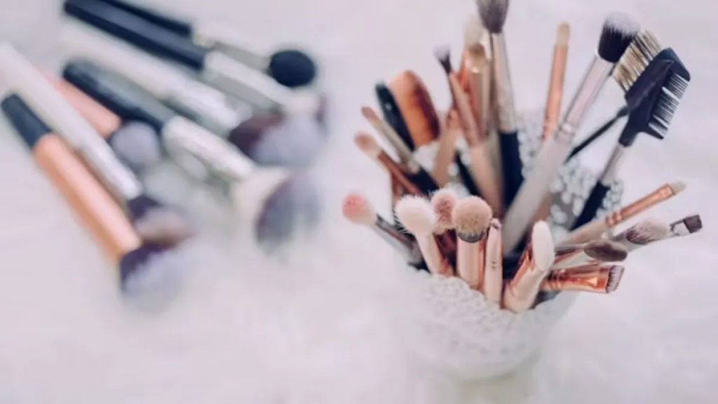 Beauty tools 2026 including makeup brushes, beauty sponges, facial rollers, hair brushes, scalp massagers, and other daily beauty essentials.
