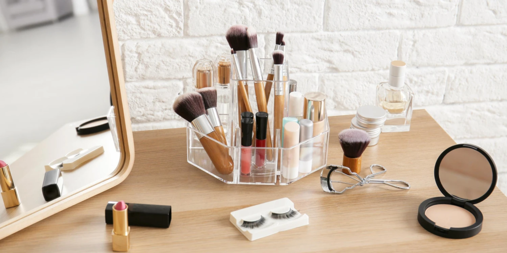 Beauty tools 2026 including makeup brushes, beauty sponges, facial rollers, hair brushes, scalp massagers, and other daily beauty essentials.