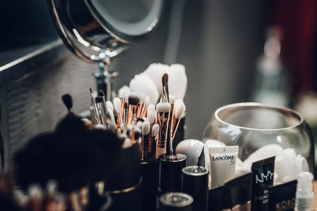Beauty tools 2026 including makeup brushes, beauty sponges, facial rollers, hair brushes, scalp massagers, and other daily beauty essentials.